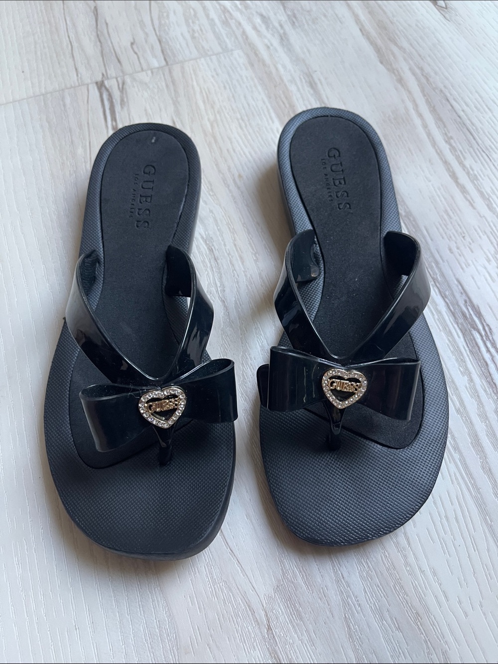 GUESS Black Patent Bow Heart-Emblem Flip Flop Sandals - Women's